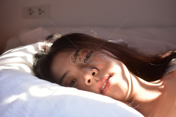 枕头妇女睡在卧室的床上女人睡在早晨图片