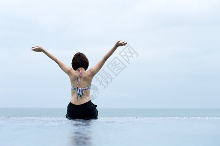 水池女在游泳里放松看风景旅行概念女士图片