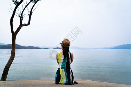 夏天浪漫具体的女旅行者喜欢看美丽的湖和山丘背景的长图片