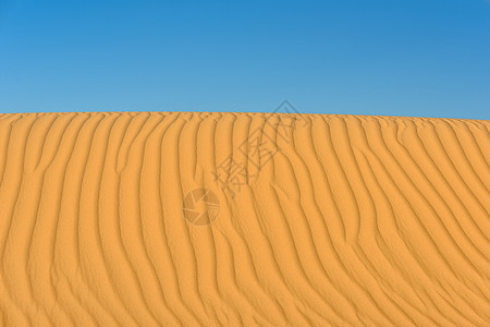 灾难橙在沙漠丘上晒日落流走图片