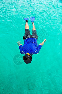 人们蓝水中的Scuba潜水员妇女脚蹼海洋图片
