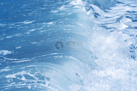 力量喷蓝色的海洋波浪图片