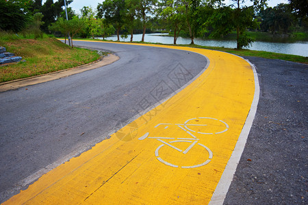 追踪乡村的早晨公路自行车透镜图片