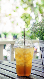 酒木制桌上的冰雪果茶猕猴桃凉爽的图片