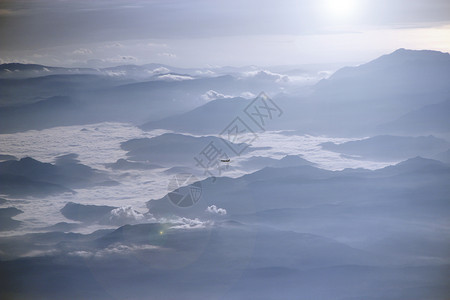 灯全景从飞机窗口到另一架飞机过云层和山上风景美观视从飞机窗到另一架越云层和山顶的天空中风景美丽如月图片