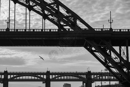 抛物线泰恩和高端大桥部分的轮椅以及英国新卡斯尔岛在Tyne上的一艘飞航海口号拱形的桥梁图片