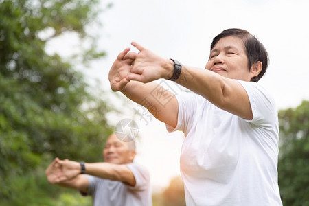 人们女士老年在公园快乐亚洲老人夫妇运动前伸出手举臂伸早上在户外享受健身活动老人和妇女在新鲜空气中放松和呼吸健康幸福快乐的图片