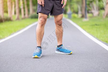 男人准备好成穿运动鞋的年轻男子准备在公园户外奔跑步男慢和上午在路行走运动员的腿肌肉健康的生活方式和锻炼b参加体育运动图片