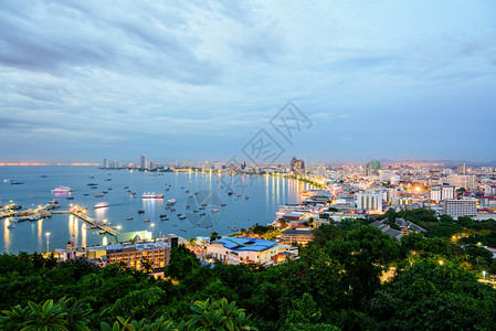 天空城市的高观目光地看到在巴塔亚湾海滩和中城市景色以多彩的光芒可见城市风景在琼布里日落程碑时帕塔亚城景色美丽在泰国日落标志时亚洲图片