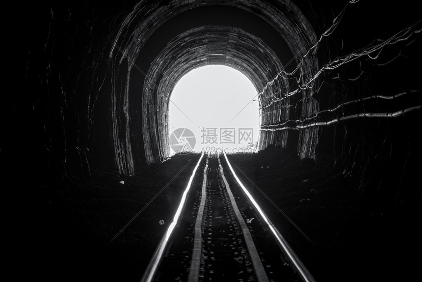 旅行旧建筑铁路隧道194年建造的泰国车列火铁路道末端生命希望洞穴中的旧铁路旅游和对目的地希望之旅及终点的希望地下距离图片