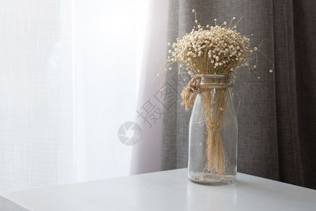 家装饰花束在客厅装饰和室内概念中用透明玻璃花瓶装有干图片