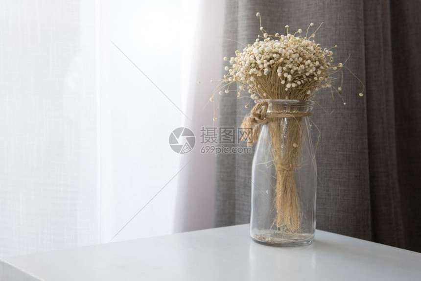 家装饰花束在客厅装饰和室内概念中用透明玻璃花瓶装有干高清图片下载 正版图片 摄图网