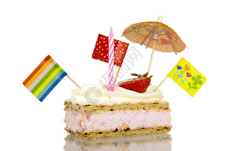 小憩阳伞用甜的糖霜和奶油加糕饼满奶油的草莓填料装饰用蜡烛旗帜雨伞和白底木偶隔绝荷兰语图片