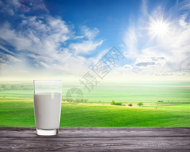 喝天然食物的概念新鲜牛奶与流动绿色草场的淡水之争对流动绿色草场的淡水之争棕色外部图片