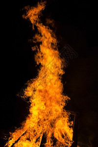 橙黑色背景上的火焰纹理背景黑色上隔离的火焰特写汽油万圣节图片
