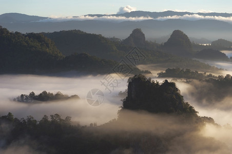 薄雾蓝色的有BaanJABO认为MeeHongSonBaanJABO是泰国山地和晨雾中最惊人的暴风雨之一图片
