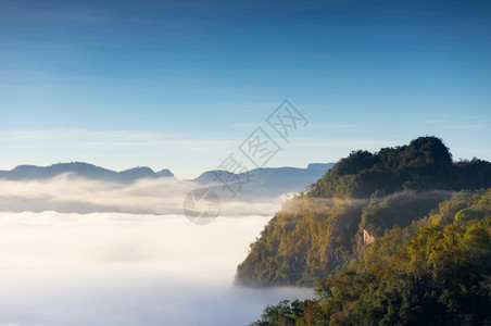 庞马帕最多BaanJABO认为MeeHongSonBaanJABO是泰国山地和晨雾中最惊人的暴风雨之一蓝色的图片