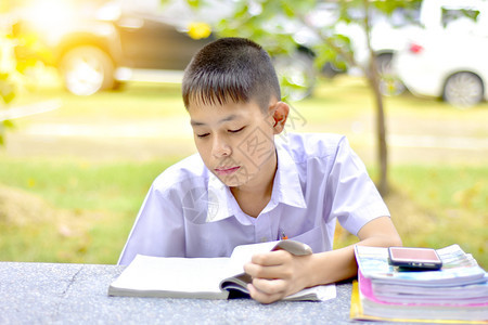 户外学习的男孩图片