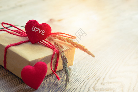 开花包裹为了带有爱字的心形礼品盒和花带有爱字的心形复制空间用于发短信的复制空间图片