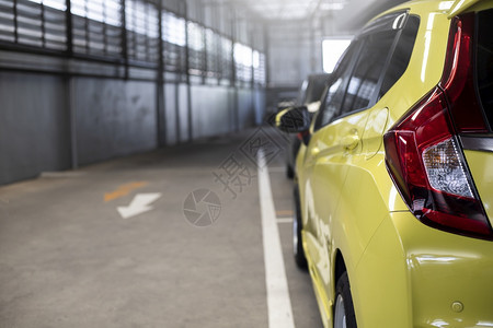 背部新的尾巴汽车或运输图象的面模糊背景黄色汽车或交通图象在服务上贴紧车辆尾灯红色图片