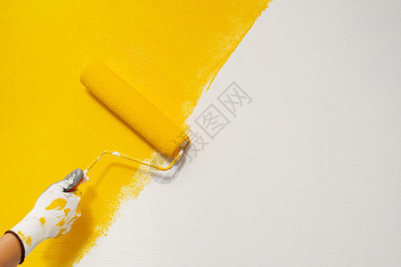 画家把墙壁涂成黄色和客厅的内侧一起画工人服务翻新图片
