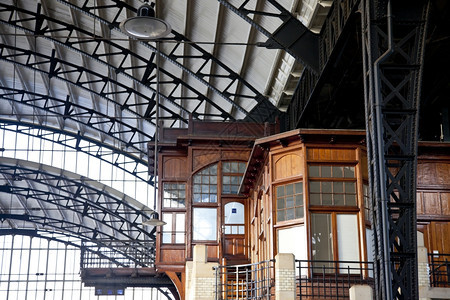 工业的复古荷兰Haarlem火车站内旧办公室平台图片