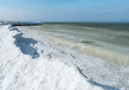 户外力量污泥海中的冰地平线上的冬季海中石油平台地线上的冬季海中石油平台海中的冰泥图片