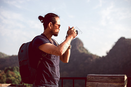 友谊女亚洲男子背包和旅行者一起走在欢乐地山上拍照假期概念旅行时间较慢城市图片