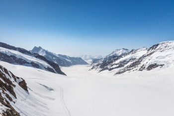 旅行游瑞士阿尔卑斯山鲁格弗拉乌霍赫的阿莱施冰川地貌悬崖图片