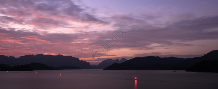 周泰国苏拉特萨尼省肖索克公园Limestone山和湖边的闪亮景色泰国苏拉特萨尼省接触图片