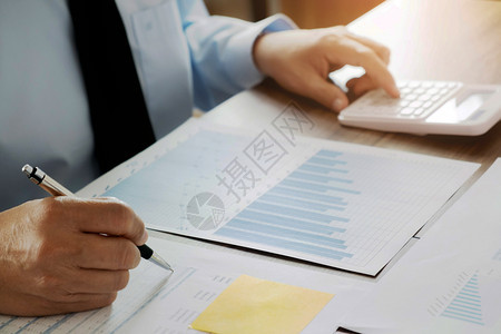 预算管理从事办公室价值估投资的工作业务执行咨询政公司在办室内进行估价投资贷款图片