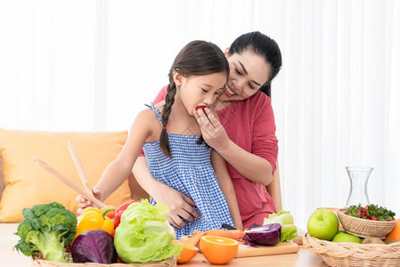 厨房愉快午餐母亲和女儿一起在家中做饭一起吃自制食物人民的生活方式和食物成分健康和营养概念健康与营养概念图片