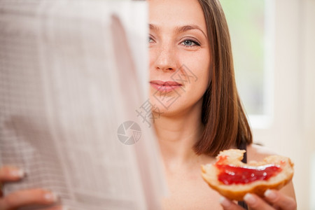 女士消息门户14黑发女人在家吃早饭时看报纸的近身脸色图片