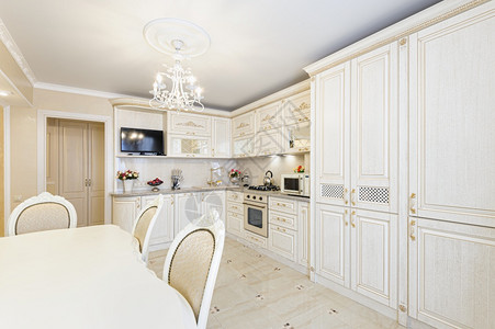 家桌子白色的现代米和奶油色厨房以现代经典风格的奢华现代米和奶油彩色室内厨房为主图片