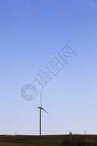 利用风力涡轮机和必要的基础设施风力涡轮机生产电以对抗蓝天和必要的风力涡轮机草地新的变暖图片