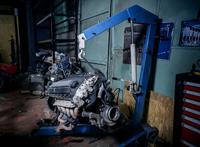 引擎汽车修理服务蓝色起重钩上的发动机通气车辆工具图片