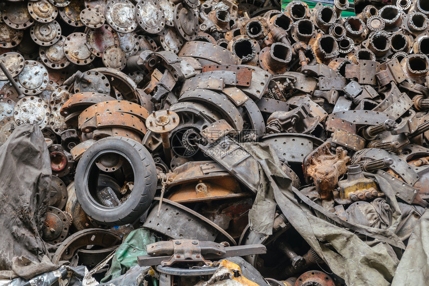 废料质地可回收的废旧肮脏垃圾处理场用汽车发动机报废和在围巾院内的生锈汽车零件工业轮胎图片