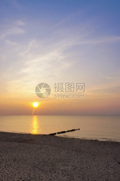 海上日落阳光下的海浪红色海浪上的日落季节天气颜色图片