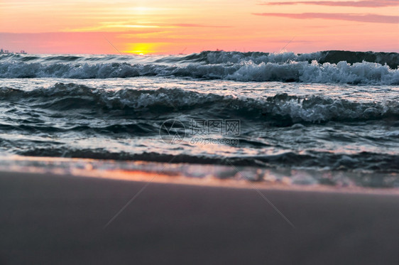 黄昏橙俄罗斯海上日落阳光下的海浪红色海浪上的日落图片