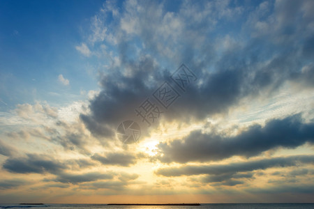 白云日落的蓝天背景纹理色的天空背景纹理和白云日落地平线色的早晨图片