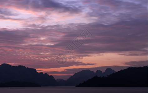 景观令人惊叹的泰国苏拉特萨尼省肖索克公园Limestone山和湖边的闪亮景色泰国苏拉特萨尼省图片