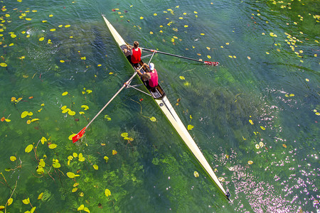 两名青年运动员在绿湖上划船队河团合作全体人员图片