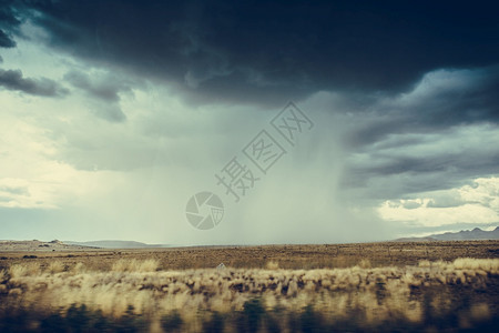 季风路黑暗的暴云在亚利桑那州的平原上打雷穿过图片