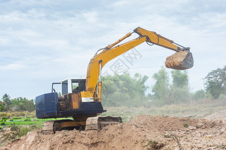 土壤污垢机器黄色挖掘在施工现场进行土方程图片