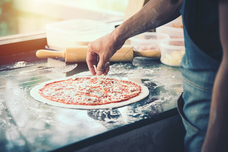 馅饼人类食物在大理石桌上的披萨做芝士特端披萨图片