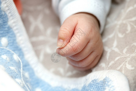 清白的分娩美丽小手指新生儿的紧近小深度的焦点地区图片