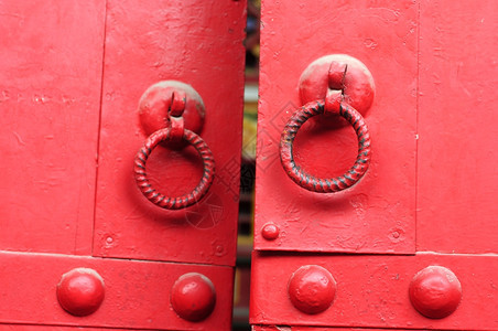 结构体用铁门把手将红色关上艺术细节图片