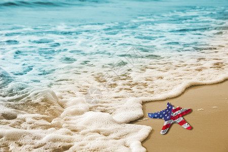闪亮的假期在沙海滩上悬挂美的海星为劳动节概念白色的图片