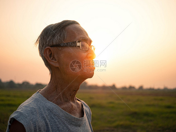 娱乐户外亚洲高年长男子在公园里慢跑讲日落背景保健概念70年代图片