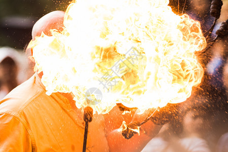 温度果酱黄色的火场艺术家在黑暗的干扰中呼吸着火焰图片